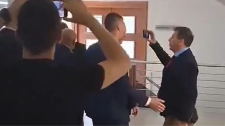 Nastavljen sukob Stevandića i Vukanovića u holu Narodne skupštine RS (VIDEO)