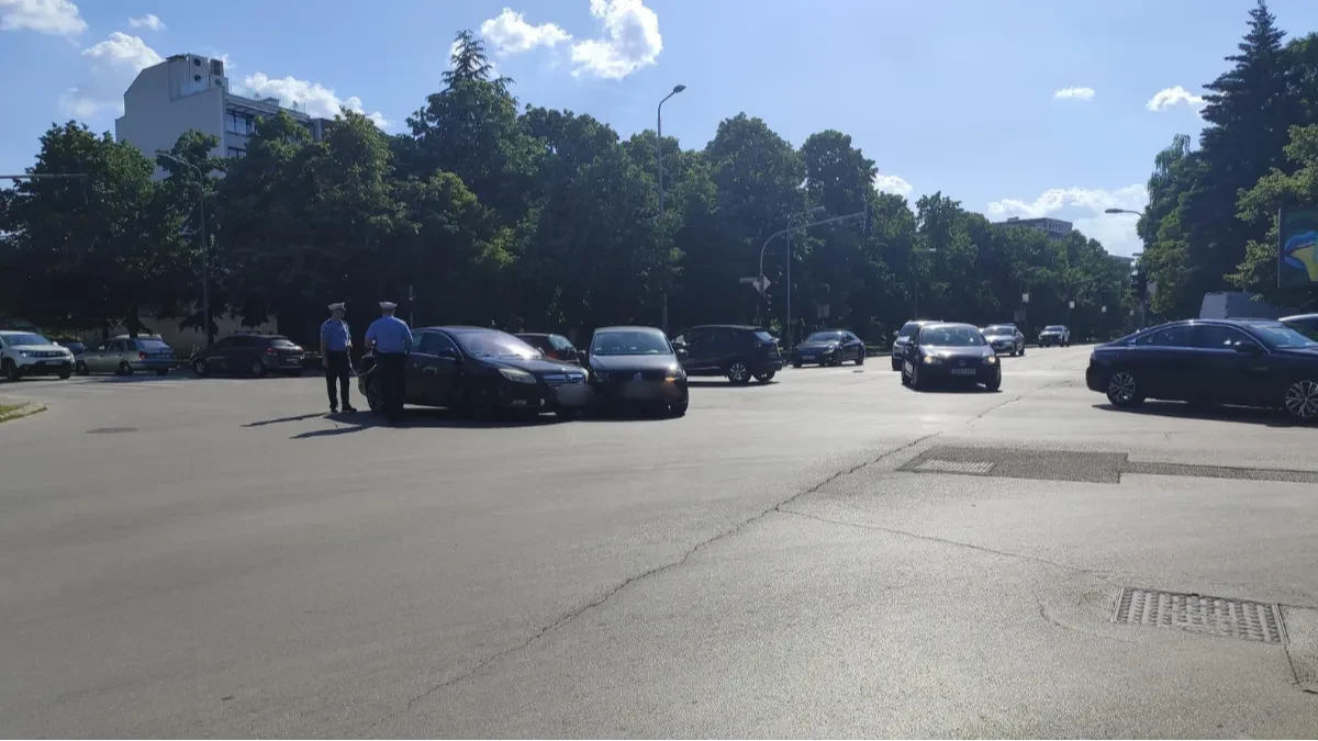 Saobraćajna nesreća u Banjaluci: Sudarili se "volkswagen" i "opel" u centru (FOTO)