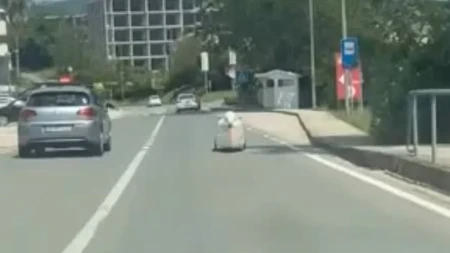 "Kad kupiš auto sa TEMU-a": Neobično vozilo izazvalo haos na ulici, svi pričaju o njegovoj cijeni (VIDEO)