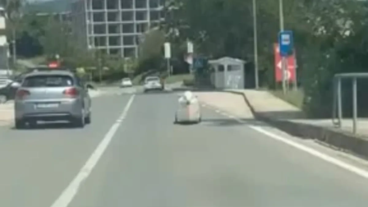"Kad kupiš auto sa TEMU-a": Neobično vozilo izazvalo haos na ulici, svi pričaju o njegovoj cijeni (VIDEO)
