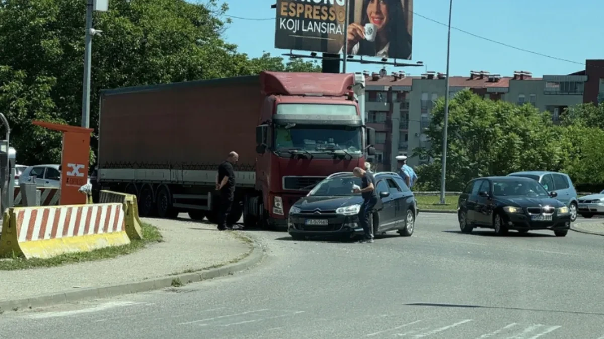 Haos kod Centruma! Sudar kamiona i automobila napravio kolaps u saobraćaju