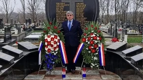 Skandal bez presedana u Derventi! Ćorluka lično bagerom sklonio spomenik s ustaškim simbolom, pa šokirao javnost: Vraćam ga u četvrtak!