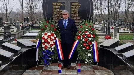Skandal bez presedana u Derventi! Ćorluka lično bagerom sklonio spomenik s ustaškim simbolom, pa šokirao javnost: Vraćam ga u četvrtak!