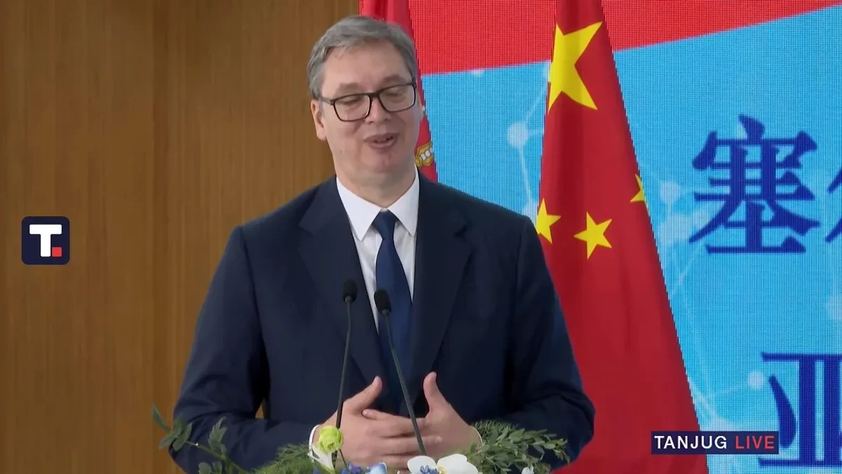 Vučić od Sija dobio grumen Mjeseca: "To se poklanja samo prijateljima"