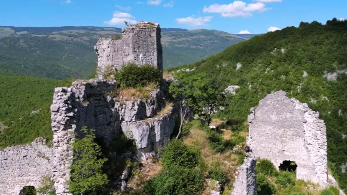 Tajna tvrđava iznad kanjona: Legenda o „Crnoj Kraljici“ i posljednjim danima srednjovjekovne Bosne (VIDEO)