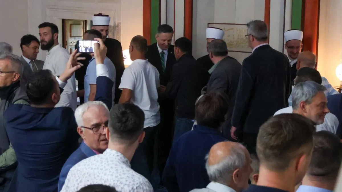 Bećirović klanjao bajram-namaz u Banjaluci 