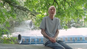 Penzioner (77) kupio avion, pa od njega napravio dom (VIDEO)