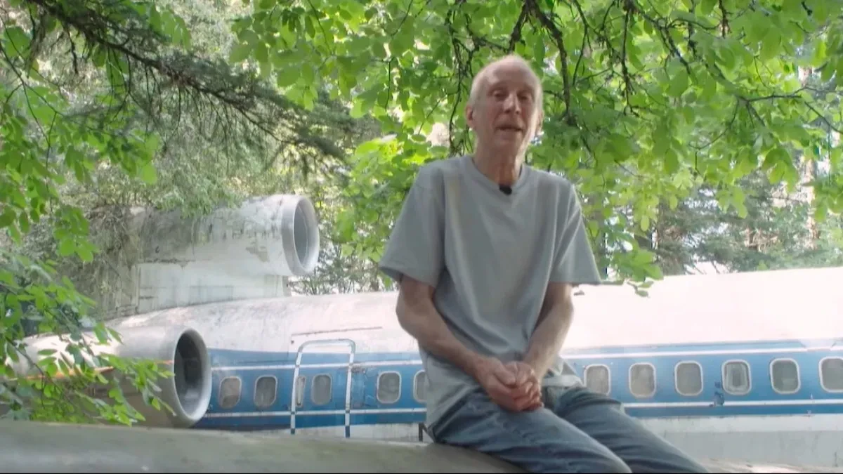 Penzioner (77) kupio avion, pa od njega napravio dom (VIDEO)