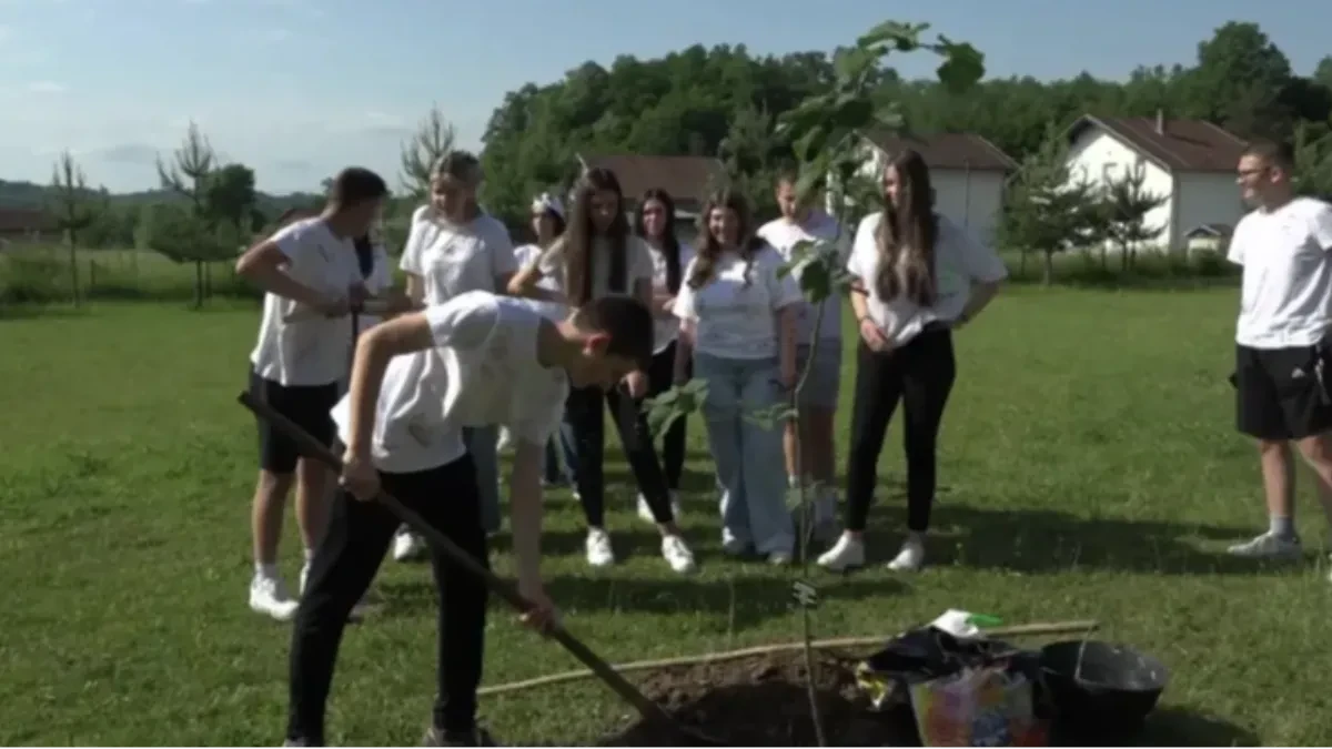 Teslićani za primjer: Iz škole ponijeli znanje i uspomene, a ostavili lipu