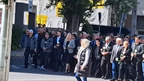 Dobrovoljačka ulica i danas bez kazne: Mirnom šetnjom i polaganjem cvijeća obilježeno 34 godine od zločina (FOTO/VIDEO)