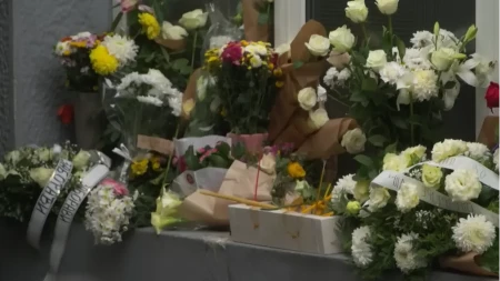 Porodice i građani odaju poštu stradalima: "Prostor tišine" ispred "Ribnikara"