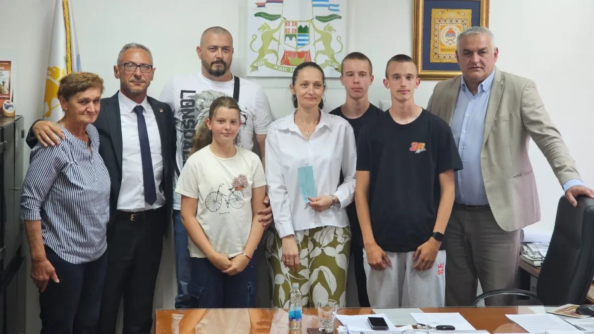 Porodici poginulog borca uručeni ključevi stana