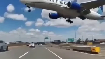 Avion pri slijetanju udario u kamion i stub za rasvjetu (VIDEO)