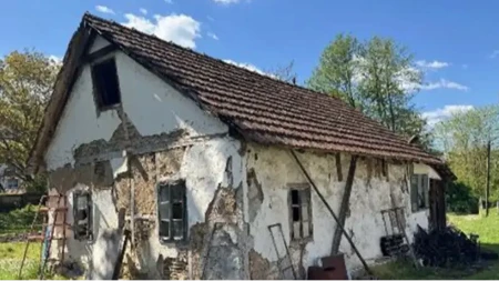 Ovo je porodična kuća našeg poznatog glumca iz hit serije: Fasada otpada, zidovi ispucali