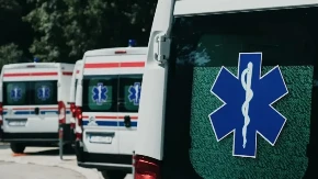 Muškarac preminuo nakon pada sa prikolice