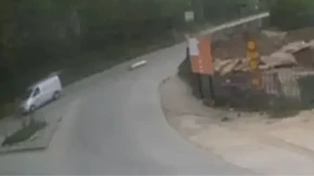 Nesvakidašnji incident u Priboju: Mrtvački sanduk sa pokojnikom ispao na magistralni put