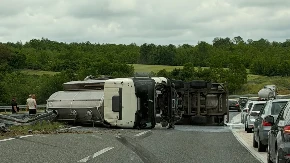 Vozači oprez: Prevrnuta dva kamiona na auto-putu Banja Luka – Doboj
