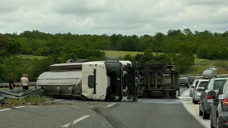 Vozači oprez: Prevrnuta dva kamiona na auto-putu Banja Luka – Doboj