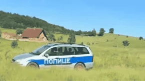 Vickasti mještanin sela Šljivovice: Parkirao automobil s natpisom "POLICE", pa nasmijao vozače (VIDEO)