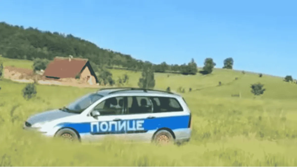 Vickasti mještanin sela Šljivovice: Parkirao automobil s natpisom "POLICE", pa nasmijao vozače (VIDEO)
