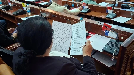 Porazan prizor u Drakuliću: Polomljene ploče na grobnici žrtava, nadležni poručuju da sami ne mogu u obnovu