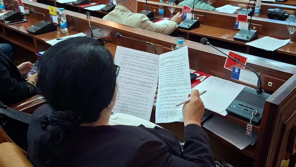 Porazan prizor u Drakuliću: Polomljene ploče na grobnici žrtava, nadležni poručuju da sami ne mogu u obnovu