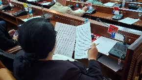 Porazan prizor u Drakuliću: Polomljene ploče na grobnici žrtava, nadležni poručuju da sami ne mogu u obnovu