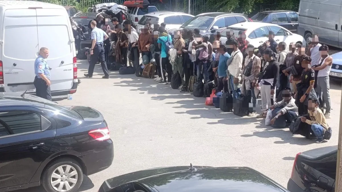 Kozarska Dubica: U kombiju pronađen 51 migrant, uhapšen vozač