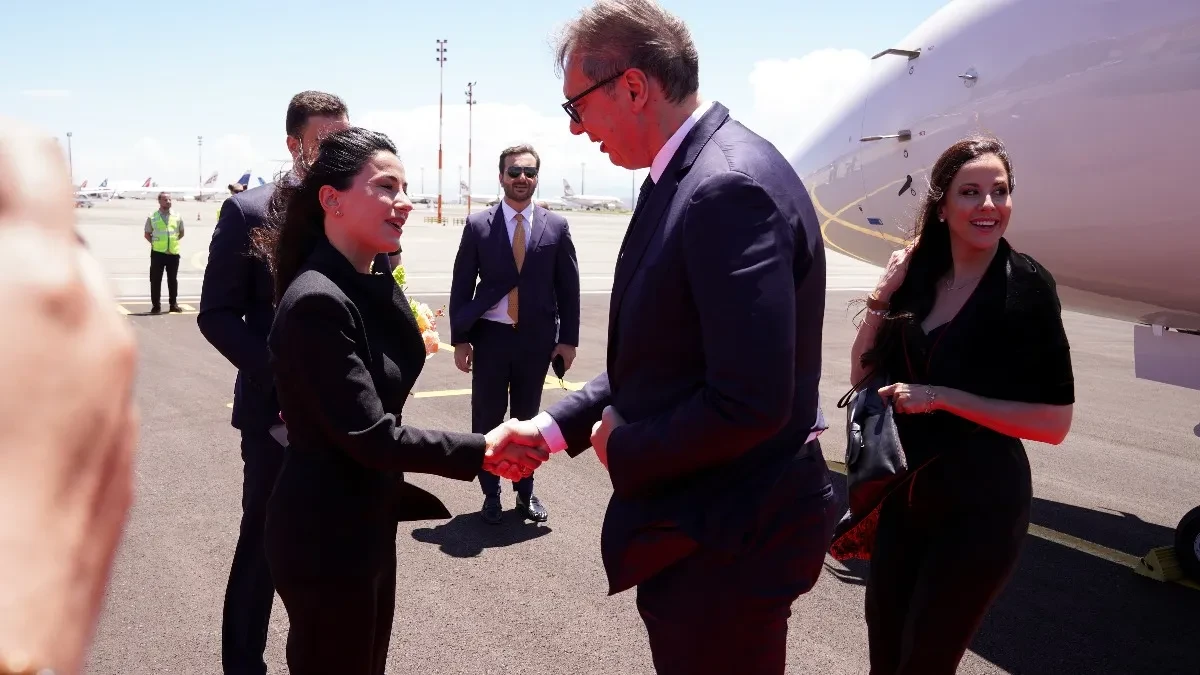 Vučić stigao u Tbilisi: Gruzija okićena hiljadama srpskih zastava
