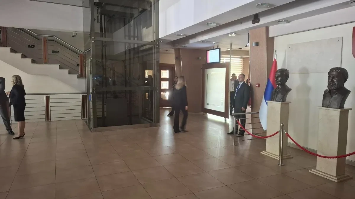Poslanici u holu: Nakratko prekinuta sjednica Narodne skupštine Republike Srpske (FOTO/VIDEO)