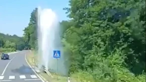 ''Gejzir'' u Banjaluci: Oštećena cijev, voda izbija