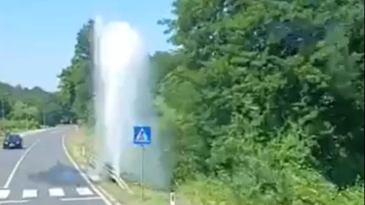 ''Gejzir'' u Banjaluci: Oštećena cijev, voda izbija