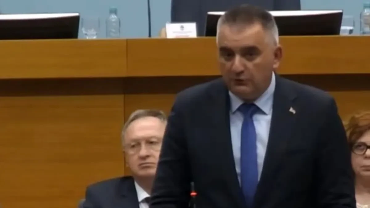 Savjetnici mu nose sprej za dah i košulju: Minić žestoko isprozivao Stanivukovića