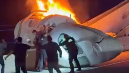Avion u vlasništvu kompanije slavnog milijardera pao na auto-put, ima mrtvih 