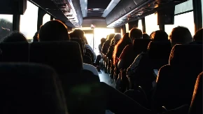 Dron pogodio autobus sa djecom: Poginula jedna osoba, više mališana ranjeno