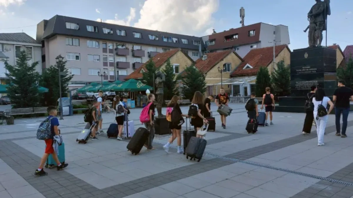 Dirljiv doček u Vlasenici: Porodice ugostile 48 djece sa Kosova i Metohije