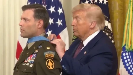Nespretan potez američkog predsjednika: Kopča Trampu zadala glavobolju (VIDEO)