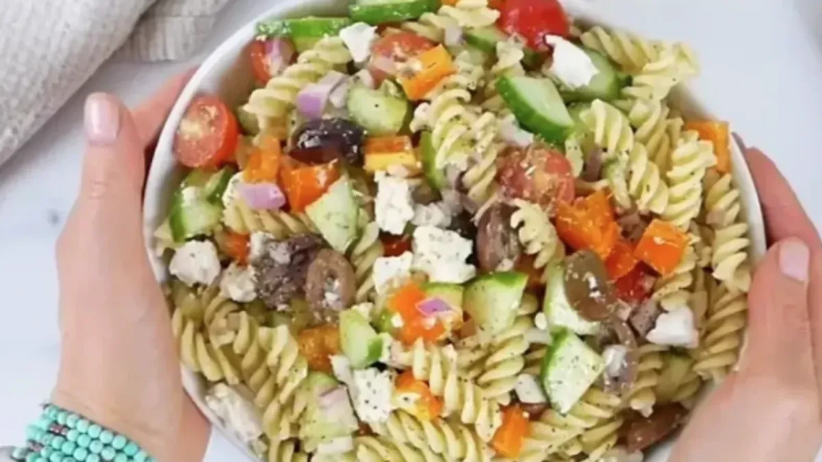 Recept za osvježavajuću grčku salatu s tjesteninom