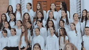 Tradicija i mladost ispred hrama Hrista Spasitelja: Mališani narodnim igrama i pjesmama oduševili Banjalučane za Duhovski utorak (VIDEO)