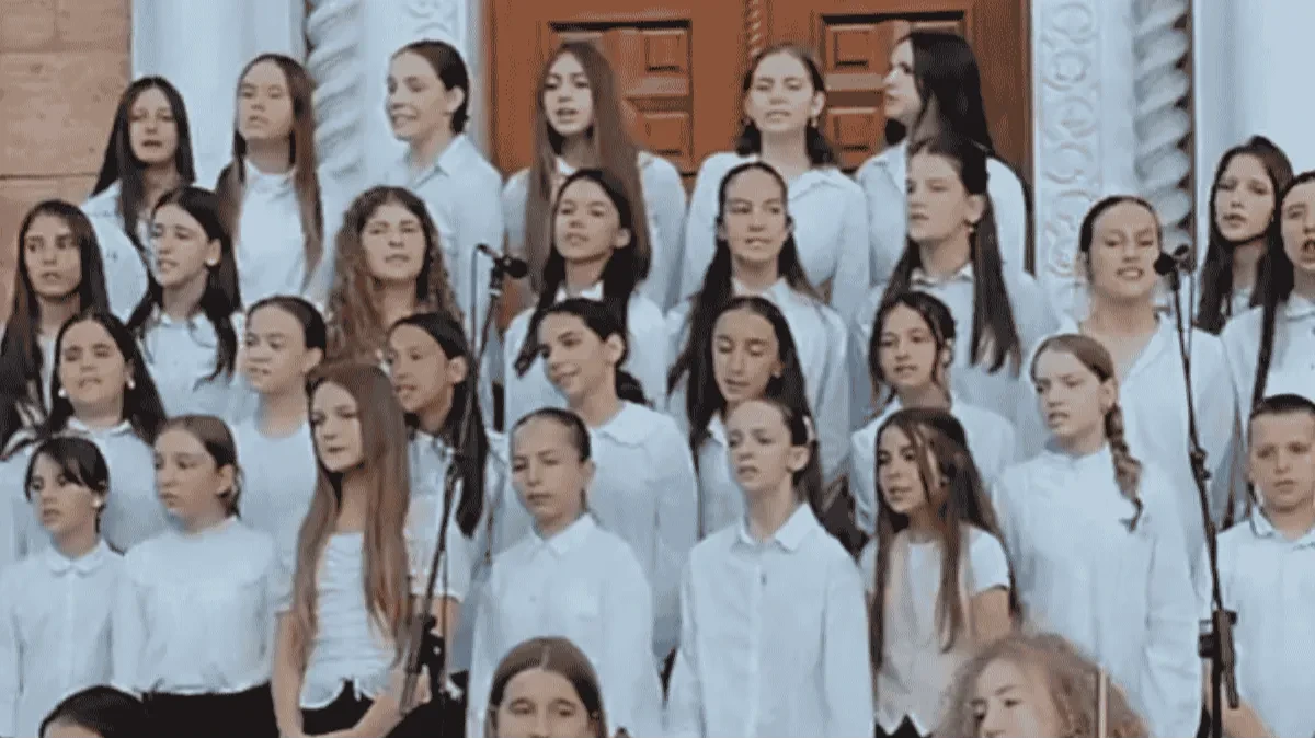 Tradicija i mladost ispred hrama Hrista Spasitelja: Mališani narodnim igrama i pjesmama oduševili Banjalučane za Duhovski utorak (VIDEO)