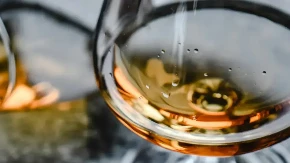 Šta se dešava u vašem tijelu ako svakog jutra popijete čašicu rakije: Nešto je istina, a nešto zabluda