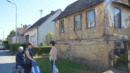 Na Senjaku u Gradišci kuća stara vijek i po stoji još na drvenim temeljima