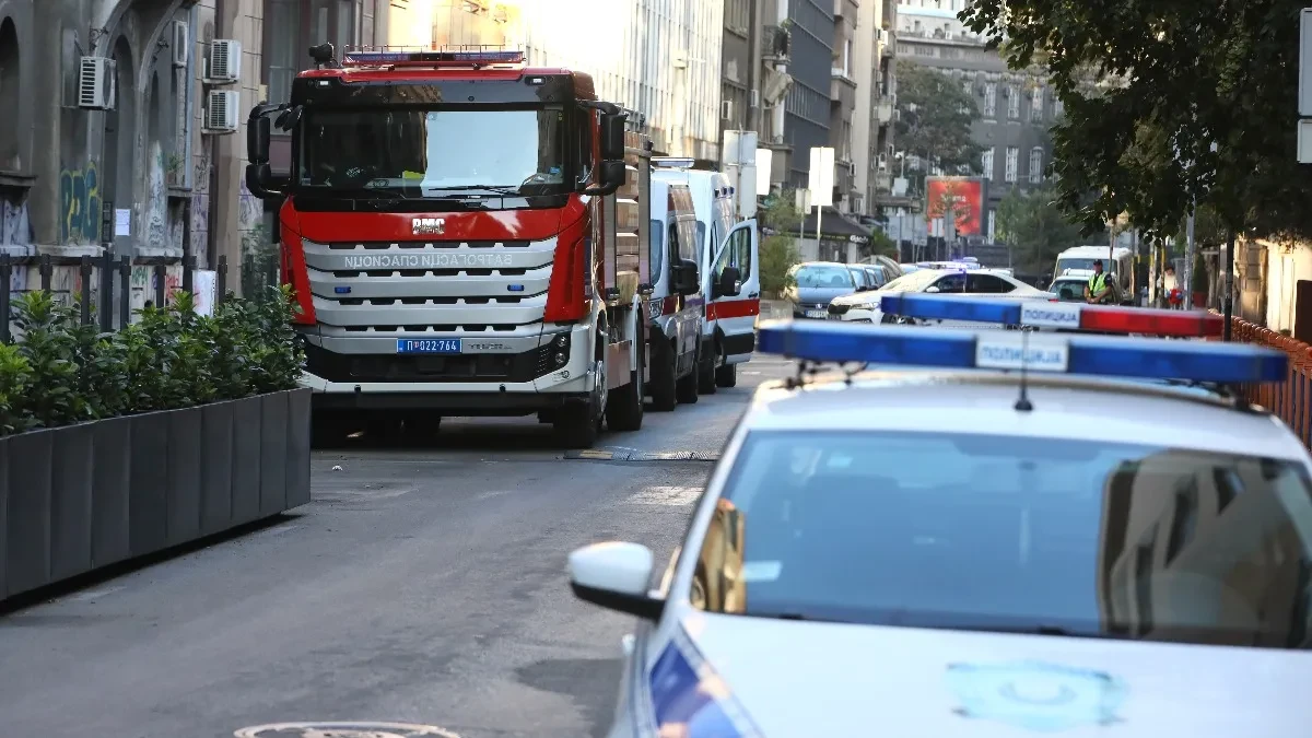 Mlada djevojka poginula nakon što je automobilom silovito udarila u semafor