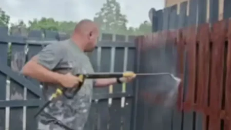 Nesvakidašnja osveta majstora nakon što je klijent odbio da plati farbanje ograde u dvorištu (VIDEO)