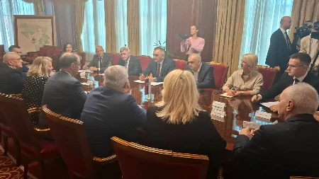 Macut stigao u Banjaluku, Minić ga dočekao ispred Vlade Republike Srpske