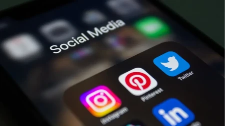 Pali Fejsbuk, Instagram i Mesindžer