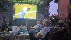 Nema utakmice koju ne prati: Najveći fan Zmajeva u Gradišci okupio prijatelje na zajedničko navijanje (FOTO)