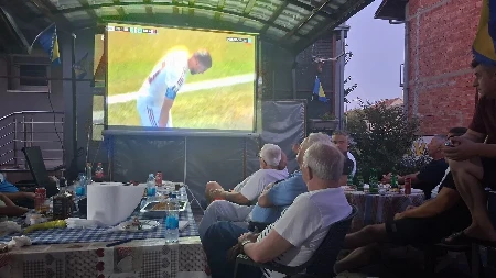 Nema utakmice koju ne prati: Najveći fan Zmajeva u Gradišci okupio prijatelje na zajedničko navijanje (FOTO)