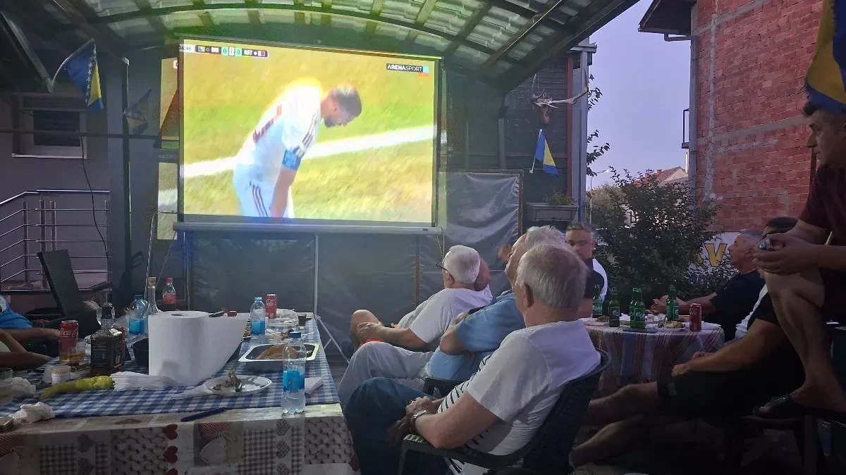 Nema utakmice koju ne prati: Najveći fan Zmajeva u Gradišci okupio prijatelje na zajedničko navijanje (FOTO)