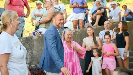 Stanivuković u "punom gasu": Obišao skoro cijelu Banjaluku i uručio besplatne građevinske dozvole